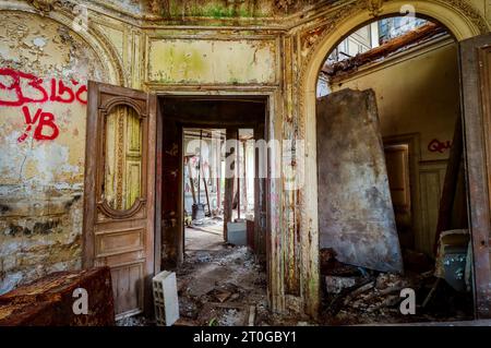 Le rovine di una vecchia casa Foto Stock