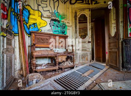 arredamento domestico in una casa abbandonata Foto Stock