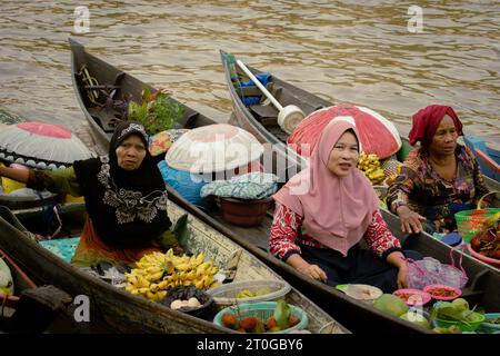 Banjarmasin, Indonesia, 24 settembre 2023: Commercianti galleggianti sulle barche, vendono a Siring, Banjarmasin City, domenica mattina Foto Stock