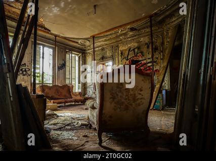 soggiorno vuoto con mobili barocchi in un edificio perso Foto Stock