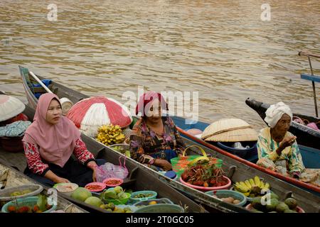 Banjarmasin, Indonesia, 24 settembre 2023: Commercianti galleggianti sulle barche, vendono a Siring, Banjarmasin City, domenica mattina Foto Stock