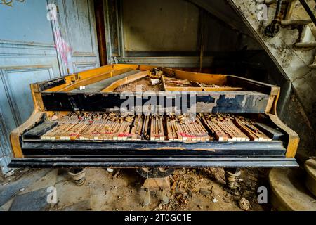 vecchio pianoforte rotto in una villa abbandonata Foto Stock