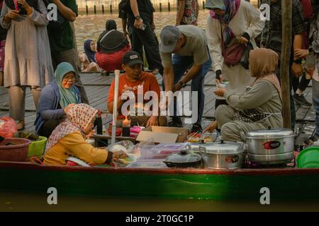 Banjarmasin, Indonesia, 24 settembre 2023: Commercianti galleggianti sulle barche, vendono a Siring, Banjarmasin City, domenica mattina Foto Stock