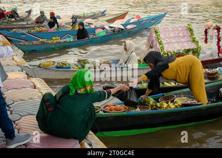 Banjarmasin, Indonesia, 24 settembre 2023: Commercianti galleggianti sulle barche, vendono a Siring, Banjarmasin City, domenica mattina Foto Stock