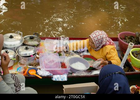 Banjarmasin, Indonesia, 24 settembre 2023: Commercianti galleggianti sulle barche, vendono a Siring, Banjarmasin City, domenica mattina Foto Stock