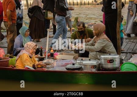 Banjarmasin, Indonesia, 24 settembre 2023: Commercianti galleggianti sulle barche, vendono a Siring, Banjarmasin City, domenica mattina Foto Stock