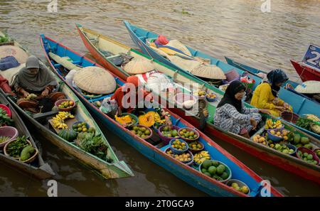 Banjarmasin, Indonesia, 24 settembre 2023: Commercianti galleggianti sulle barche, vendono a Siring, Banjarmasin City, domenica mattina Foto Stock