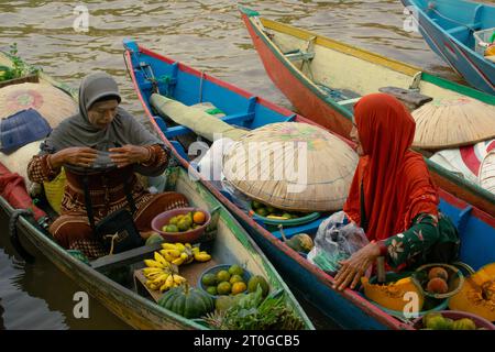 Banjarmasin, Indonesia, 24 settembre 2023: Commercianti galleggianti sulle barche, vendono a Siring, Banjarmasin City, domenica mattina Foto Stock