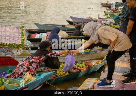 Banjarmasin, Indonesia, 24 settembre 2023: Commercianti galleggianti sulle barche, vendono a Siring, Banjarmasin City, domenica mattina Foto Stock