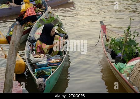 Banjarmasin, Indonesia, 24 settembre 2023: Commercianti galleggianti sulle barche, vendono a Siring, Banjarmasin City, domenica mattina Foto Stock