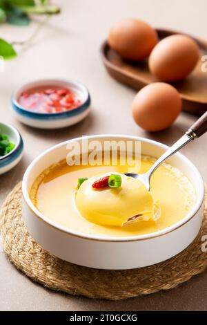 Cibo cinese, uova al vapore con salsa di soia Foto Stock