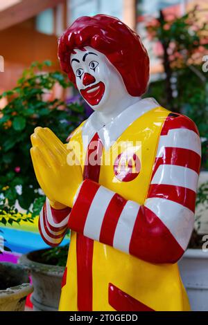 L'iconico clown McDonald's in un fast food McDonald's a Bangkok, Thailandia, che esegue il tradizionale saluto tailandese, il "wai" Foto Stock