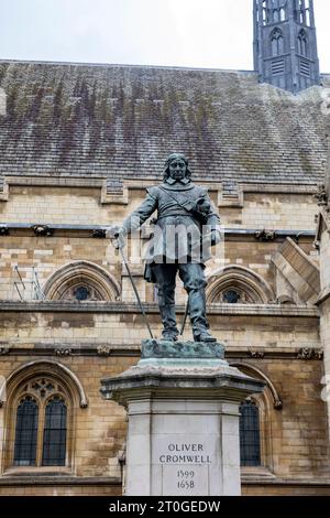 Statua di Oliver Cromwell fuori dal Parlamento, Westminster, Londra, Regno Unito Foto Stock
