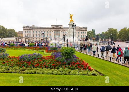 Buckingham Palace Londra e i giardini circostanti, la coda dei turisti per vedere il cambio della guardia militare e cerimoniale, Londra, Inghilterra, settembre 2023 Foto Stock