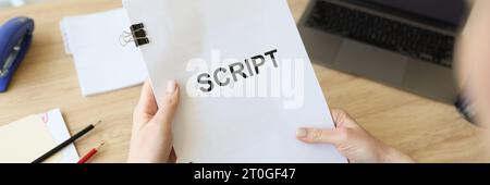 Mani di donna che tiene in mano le carte scenografiche per il film Foto Stock