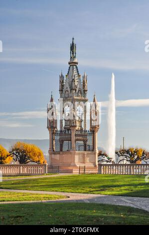 Mausoleo del monumento a Brunswick con la fontana Jet D'eau sullo sfondo a Ginevra, Svizzera Foto Stock