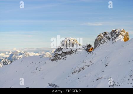 Cima innevata a Rochers de Naye nelle Alpi svizzere con una piccola capanna a Veytaux, Svizzera Foto Stock