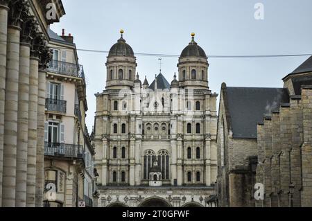 Chiesa di San Michele o Église Saint-Michel a Digione, Francia, vista da Rue Vaillant in un giorno cupo Foto Stock