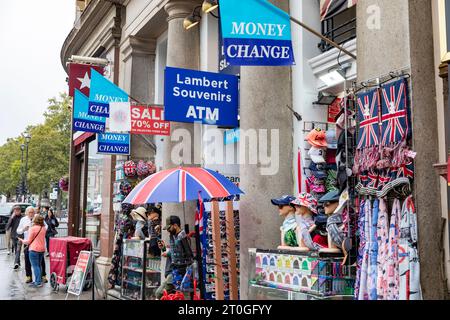 Negozio di souvenir e articoli da regalo di Londra che vende articoli di marca Union Jack, Whitehall, Londra, Regno Unito Foto Stock