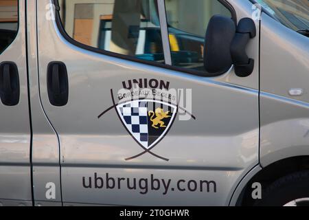 Bordeaux , Francia - 10 01 2023 : ubb Rugby union Bordeaux begles logo marchio e cartello France club sulla porta del minibus Foto Stock