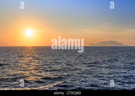 Alba sul Golfo di Napoli: Sullo sfondo dell'isola di Capri, Italia. Foto Stock
