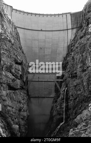 Interno ed esterno della diga del Vajont, luogo del disastro avvenuto 60 anni fa con la morte di circa 2000 persone Foto Stock