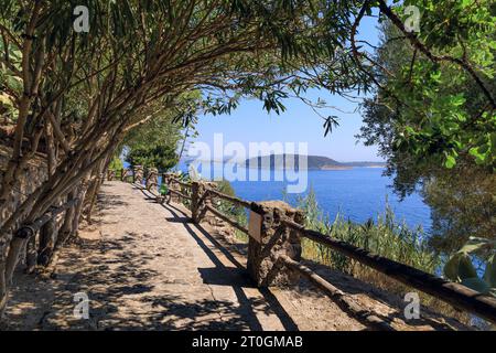 Vista della costa di Procida da un suggestivo sentiero sull'isola di Ischia, Italia. Foto Stock