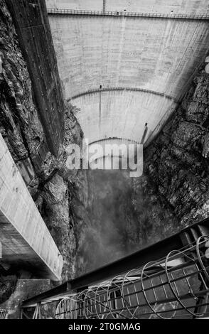 Interno ed esterno della diga del Vajont, luogo del disastro avvenuto 60 anni fa con la morte di circa 2000 persone Foto Stock