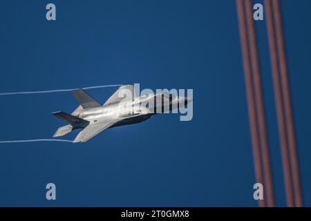 San Francisco, Stati Uniti. 6 ottobre 2023. Il maggiore Michael Frazer esegue una dimostrazione di volo di un aereo da caccia F-35B sopra la Baia di San Francisco e il Golden Gate Bridge. Justin Benttinen/Alamy Live News Foto Stock