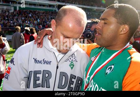 Weser-Stadion Bremen Germania 15.05.2004, calcio: Bundesliga season 2003/04 Matchday 33, Werder Bremen (WBR, verde) vs Bayer 04 Leverkusen (B04, rosso) 2:6 Werder team manager, coach Thomas Schaaf e Ailton (WBR) Foto Stock