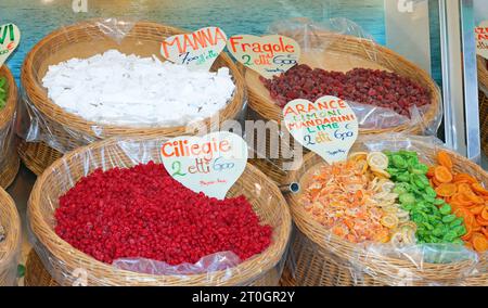 Molti frutti diretti con in ITALIA con prezzo e nome come ciliegie fragole kiwi arancia e altro ancora Foto Stock