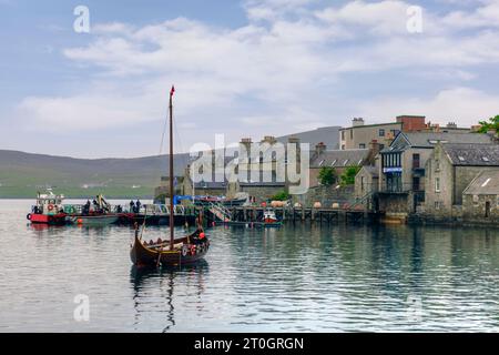 Lerwick Old Town è stata la location di diverse scene cinematografiche con Jimmy Perez per la serie televisiva Shetlands. Foto Stock