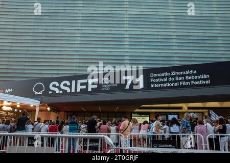 Festival del cinema di San Sebastian con l'edificio Kursaal illuminato. Foto Stock