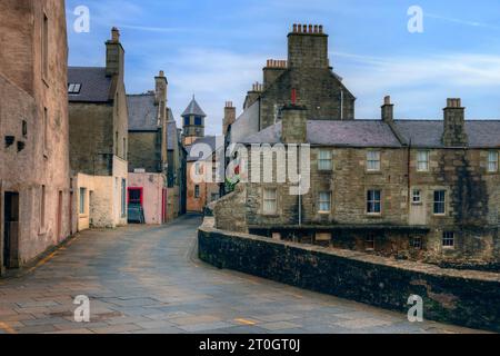 Lerwick Old Town è stata la location di diverse scene cinematografiche con Jimmy Perez per la serie televisiva Shetlands. Foto Stock