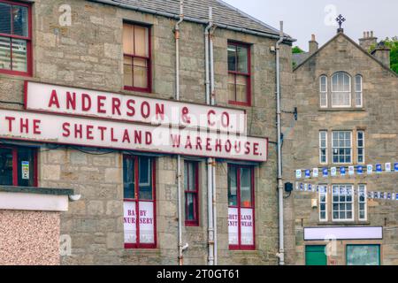 Lerwick Old Town è stata la location di diverse scene cinematografiche con Jimmy Perez per la serie televisiva Shetlands. Foto Stock