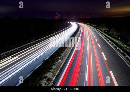 Symbolfoto Autobahn DEU/Deutschland/Brandenburg/Freienhufen, 06.10.2023, Autobahn A13 Berlin-Dresden bei Freienhufen am Abend, Die Lichter von auf der Autobahn fahrenden Autos und LKWs zeichnen durch eine Langzeitbelichtung Lichtspuren in der Fotoaufnahme, Symbolfoto. *** Symbol Photo Freeway DEU Germany Brandenburg Freienhufen, 06 10 2023, Freeway A13 Berlin Dresden vicino Freienhufen la sera, le luci di auto e camion che guidano sulla superstrada disegnano tracce di luce nella fotografia da una lunga esposizione, foto simbolo AF Freienhufen 82783.jpeg credito: Imago/Alamy Live News Foto Stock