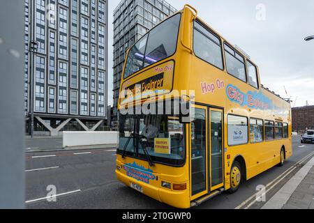 Liverpool, regno unito, 16 maggio 2023, autobus turistico giallo beatles City explorer, che viaggia lungo il tratto Foto Stock