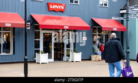 Vista panoramica esterna del negozio Levi, insegna e tende da sole presso gli outlet di Caledonia Park, Glasgow Road. Gretna Foto Stock