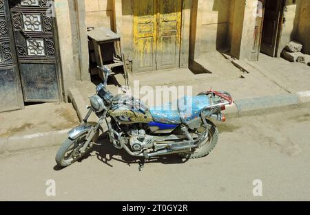 Egitto, 2 aprile 2015 Una moto personalizzata da un egiziano è parcheggiata di fronte a una casa. E' una Victory Hammer S. Foto Stock