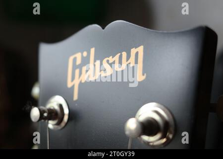 Itterbeck, Germania - 6 ottobre 2023 marchio Gibson a capo di una Gibson Les Paul Foto Stock
