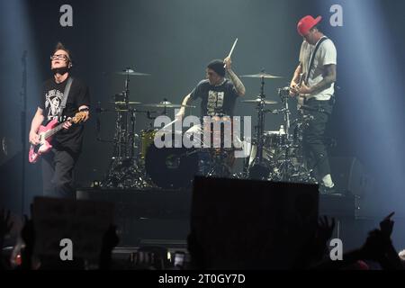 Gruppo punk-rock americano Blink-182 durante l'ultimo concerto del tour europeo all'Unipol Arena, Bologna, 6 ottobre 2023 - foto: Michele N Foto Stock