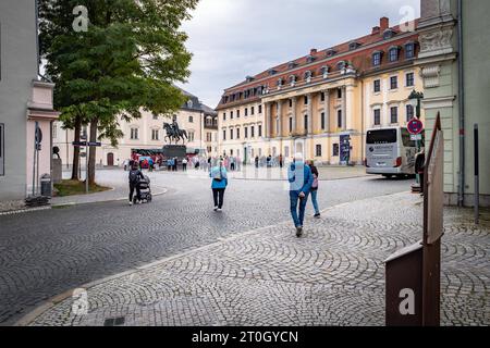 Weimar im Bundesland Thüringen Herzogin Anna Amalia Bibliothek am Platz der Demokratie mit Touristen - 07.10.2023 Weimar *** Weimar nello stato della Turingia Duchessa Anna Amalia Biblioteca nella Piazza della democrazia con i turisti 07 10 2023 Weimar credito: Imago/Alamy Live News Foto Stock
