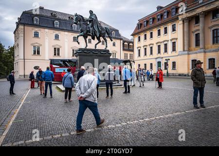 Weimar im Bundesland Thüringen Herzogin Anna Amalia Bibliothek am Platz der Demokratie mit Touristen - 07.10.2023 Weimar *** Weimar nello stato della Turingia Duchessa Anna Amalia Biblioteca nella Piazza della democrazia con i turisti 07 10 2023 Weimar credito: Imago/Alamy Live News Foto Stock