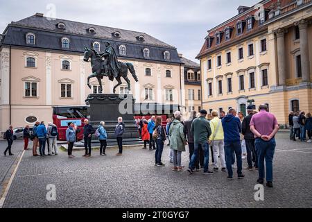Weimar im Bundesland Thüringen Herzogin Anna Amalia Bibliothek am Platz der Demokratie mit Touristen - 07.10.2023 Weimar *** Weimar nello stato della Turingia Duchessa Anna Amalia Biblioteca nella Piazza della democrazia con i turisti 07 10 2023 Weimar credito: Imago/Alamy Live News Foto Stock