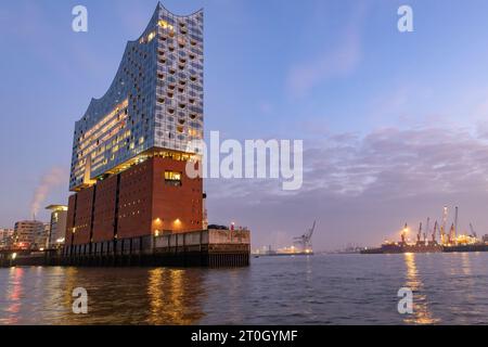 La sala concerti dell'Elbphilharmonie di Amburgo al tramonto Foto Stock