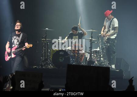 Concerto musicale - blink-182 gruppo punk-rock americano blink-182 durante l'ultimo concerto del tour europeo all'Unipol Arena, Bologna, Italia, 06 ottobre 2023 - foto: Michele Nucci Italia Unipol Arena Italia Copyright: XMichelexNuccix/xLiveMediax LPM 1080249 credito: Imago/Alamy Live News Foto Stock