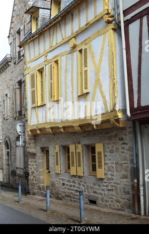 Casa cittadina in legno bianca e gialla in Rue des Tribunaux, Vannes, Morbihan, Bretagna, Francia Foto Stock