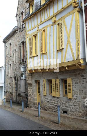 Casa cittadina in legno bianca e gialla in Rue des Tribunaux, Vannes, Morbihan, Bretagna, Francia Foto Stock