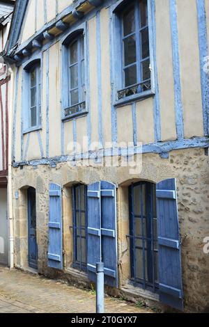 Casa cittadina in legno bianca e blu in Rue des Tribunaux, Vannes, Morbihan, Bretagna, Francia Foto Stock