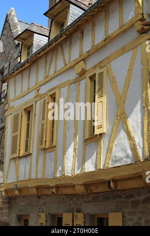 Casa cittadina in legno bianca e gialla in Rue des Tribunaux, Vannes, Morbihan, Bretagna, Francia Foto Stock